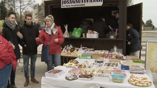 Jótékonysági sütivásáron csapott le a hatóság. Egy nagymama sütijét választották ki kivizsgálásra, és jött is a büntetés