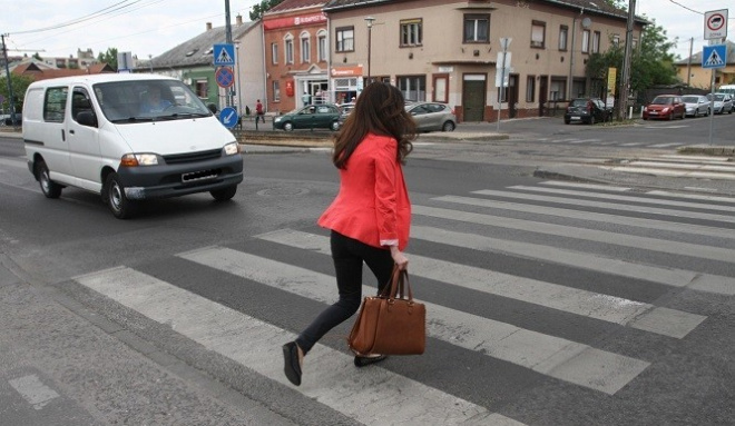 Elgázoltak egy fiatal nőt a zebrán a Frangepán és a Béke út kereszteződésében