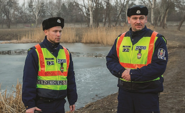 Dráma! Ez a 2 hős rendőr életüket nem kímélve saját kezükkel törték a jeget, hogy kimentsék a 13 éves kislányt a fagyos tóból! Egy megosztással fejezzük ki elismerésünket! Gratulálunk!