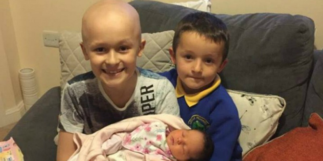 A 9 éves gyógyíthatatlan rákos fiú büszkén pózol kishúgával – pár nappal később apja szörnyű dolgot vesz észre fia arcán